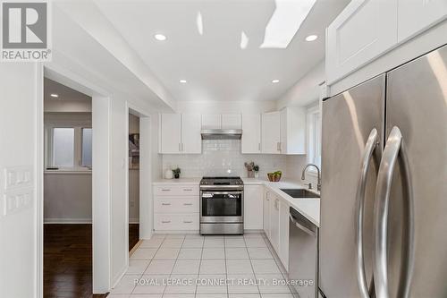 69 Pinnacle Trail, Aurora, ON - Indoor Photo Showing Kitchen With Upgraded Kitchen