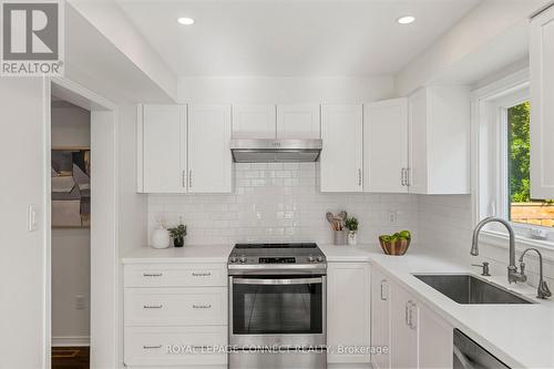 69 Pinnacle Trail, Aurora, ON - Indoor Photo Showing Kitchen With Upgraded Kitchen