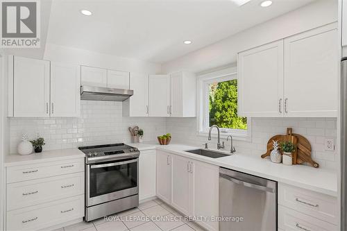 69 Pinnacle Trail, Aurora, ON - Indoor Photo Showing Kitchen With Upgraded Kitchen