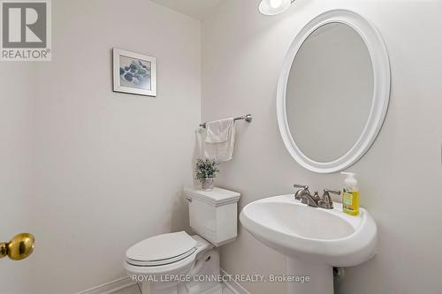 69 Pinnacle Trail, Aurora, ON - Indoor Photo Showing Bathroom