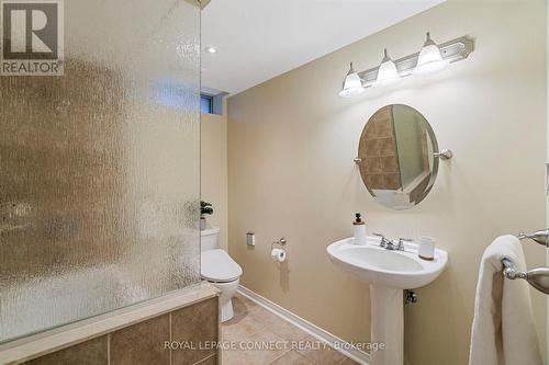 69 Pinnacle Trail, Aurora, ON - Indoor Photo Showing Bathroom