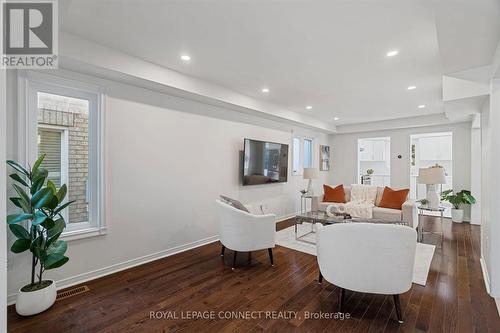 69 Pinnacle Trail, Aurora, ON - Indoor Photo Showing Living Room