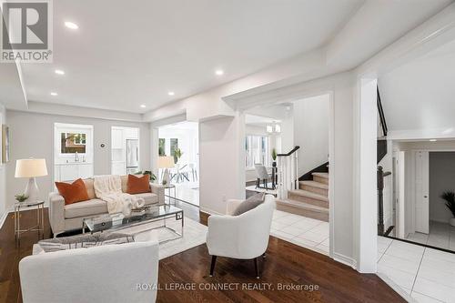 69 Pinnacle Trail, Aurora, ON - Indoor Photo Showing Living Room