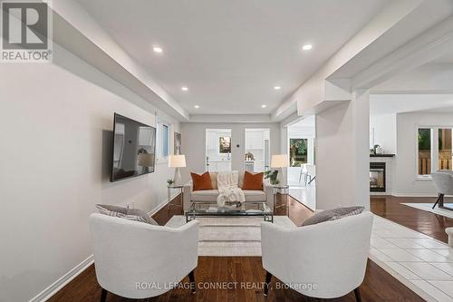 69 Pinnacle Trail, Aurora, ON - Indoor Photo Showing Living Room