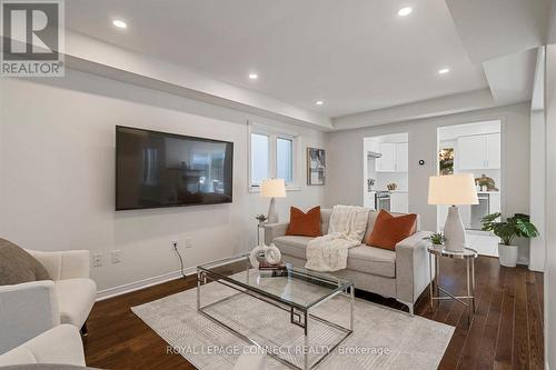 69 Pinnacle Trail, Aurora, ON - Indoor Photo Showing Living Room