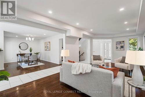 69 Pinnacle Trail, Aurora, ON - Indoor Photo Showing Living Room