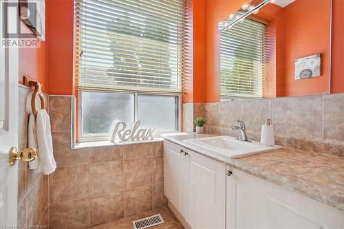 408 Cochrane Road, Hamilton, ON - Indoor Photo Showing Bathroom