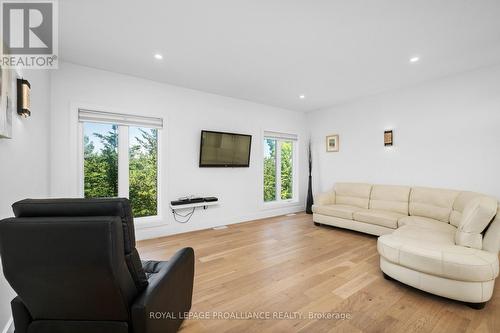 2211 Cole Hill Road, Kingston, ON - Indoor Photo Showing Living Room