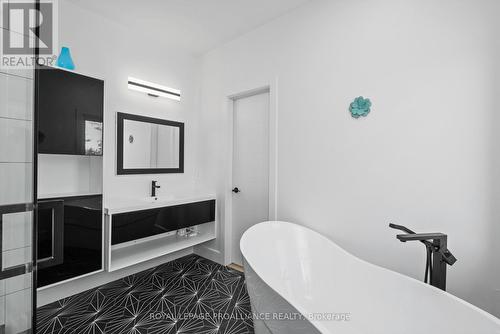 2211 Cole Hill Road, Kingston, ON - Indoor Photo Showing Bathroom