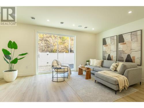 279 Bentgrass Avenue, Oliver, BC - Indoor Photo Showing Living Room