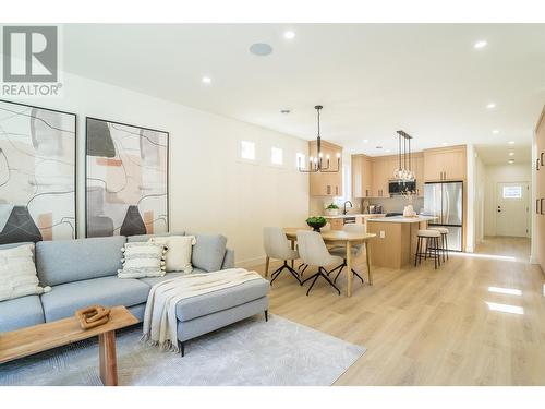 279 Bentgrass Avenue, Oliver, BC - Indoor Photo Showing Living Room