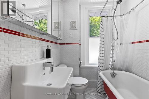 136 Langarth Street E, London, ON - Indoor Photo Showing Bathroom