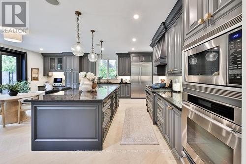 1366 Queen Victoria Avenue, Mississauga, ON - Indoor Photo Showing Kitchen With Upgraded Kitchen