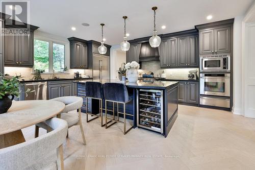 1366 Queen Victoria Avenue, Mississauga, ON - Indoor Photo Showing Kitchen With Upgraded Kitchen