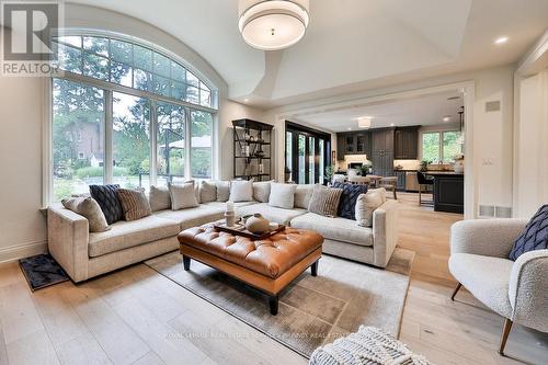 1366 Queen Victoria Avenue, Mississauga, ON - Indoor Photo Showing Living Room