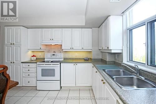 419 - 2502 Rutherford Road, Vaughan, ON - Indoor Photo Showing Kitchen With Double Sink