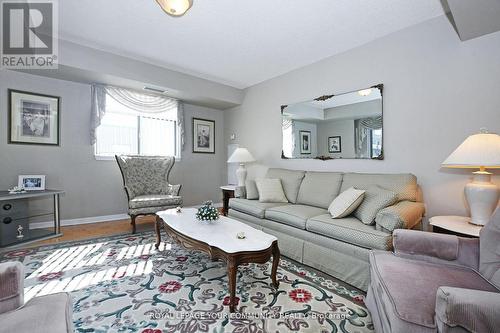 419 - 2502 Rutherford Road, Vaughan, ON - Indoor Photo Showing Living Room