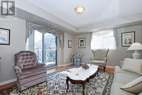 419 - 2502 Rutherford Road, Vaughan, ON - Indoor Photo Showing Living Room