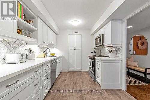 404 - 35 Church Street, Toronto (Church-Yonge Corridor), ON - Indoor Photo Showing Kitchen With Upgraded Kitchen