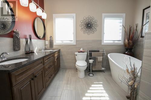 60 Queensgate Blvd, Sault Ste. Marie, ON - Indoor Photo Showing Bathroom