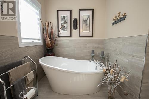 60 Queensgate Blvd, Sault Ste. Marie, ON - Indoor Photo Showing Bathroom