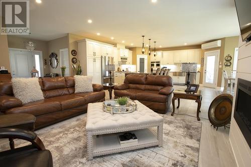 60 Queensgate Blvd, Sault Ste. Marie, ON - Indoor Photo Showing Living Room