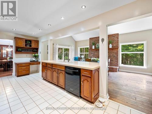 832 Boston Mills Road, Caledon, ON - Indoor Photo Showing Kitchen With Double Sink