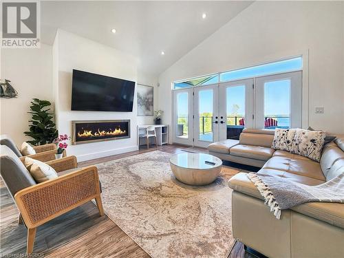 138 Sunset Boulevard, Georgian Bluffs, ON - Indoor Photo Showing Living Room With Fireplace