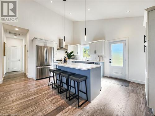 138 Sunset Boulevard, Georgian Bluffs, ON - Indoor Photo Showing Kitchen With Upgraded Kitchen