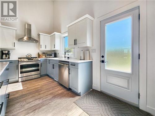 138 Sunset Boulevard, Georgian Bluffs, ON - Indoor Photo Showing Kitchen