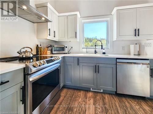 138 Sunset Boulevard, Georgian Bluffs, ON - Indoor Photo Showing Kitchen