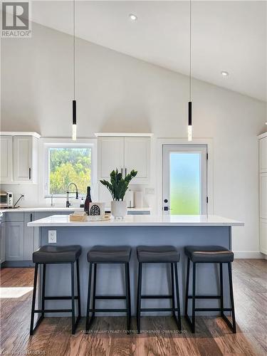 138 Sunset Boulevard, Georgian Bluffs, ON - Indoor Photo Showing Kitchen With Upgraded Kitchen