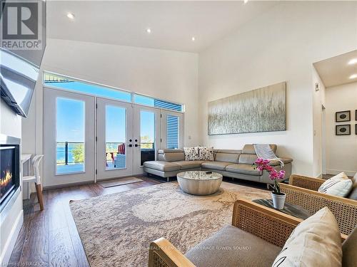 138 Sunset Boulevard, Georgian Bluffs, ON - Indoor Photo Showing Living Room With Fireplace