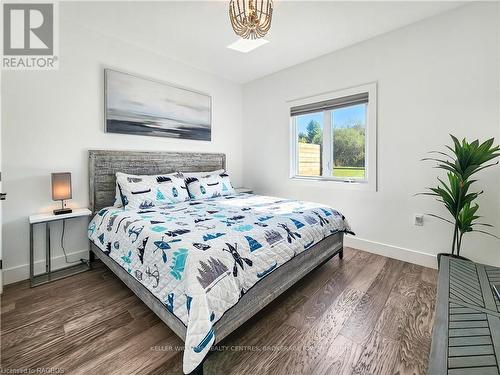 138 Sunset Boulevard, Georgian Bluffs, ON - Indoor Photo Showing Bedroom