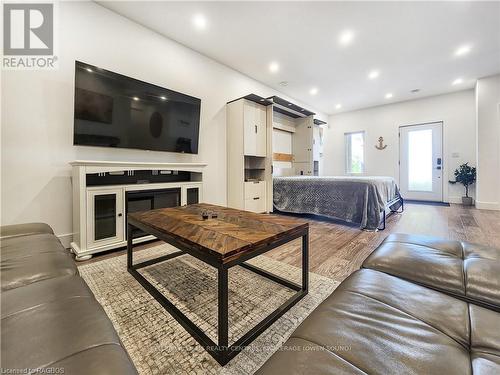 138 Sunset Boulevard, Georgian Bluffs, ON - Indoor Photo Showing Living Room