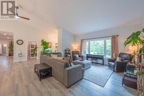 572 Sixth Line, Havelock-Belmont-Methuen, ON - Indoor Photo Showing Living Room