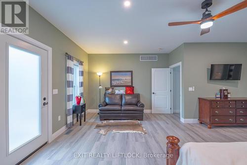 572 Sixth Line, Havelock-Belmont-Methuen, ON - Indoor Photo Showing Living Room