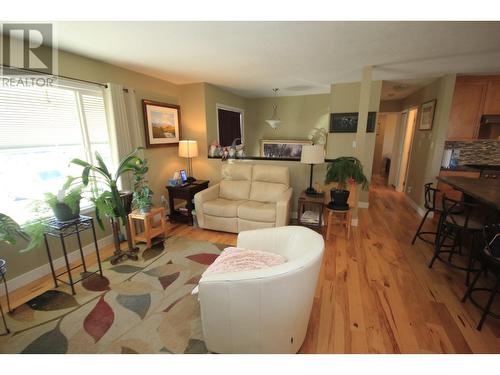 6487 Coyote Street, Oliver, BC - Indoor Photo Showing Living Room