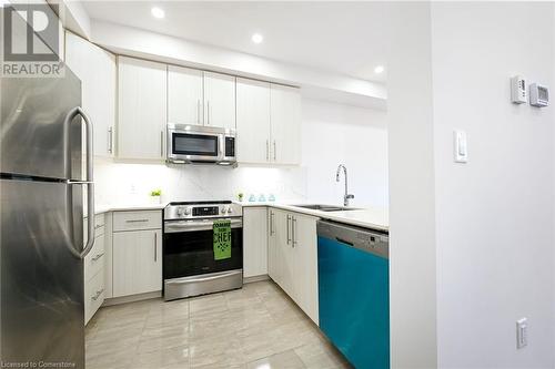 30 Times Square Boulevard Unit# 70, Hamilton, ON - Indoor Photo Showing Kitchen With Double Sink With Upgraded Kitchen