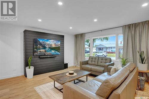 89 Mcnab Crescent, Regina, SK - Indoor Photo Showing Living Room