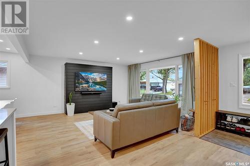 89 Mcnab Crescent, Regina, SK - Indoor Photo Showing Living Room