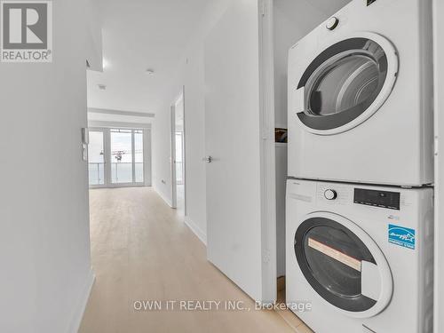 5705 - 3900 Confederation Parkway, Mississauga, ON - Indoor Photo Showing Laundry Room