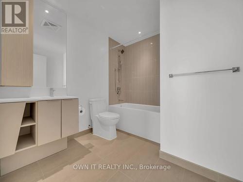 5705 - 3900 Confederation Parkway, Mississauga, ON - Indoor Photo Showing Bathroom