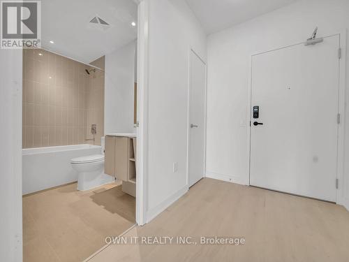 5705 - 3900 Confederation Parkway, Mississauga, ON - Indoor Photo Showing Bathroom