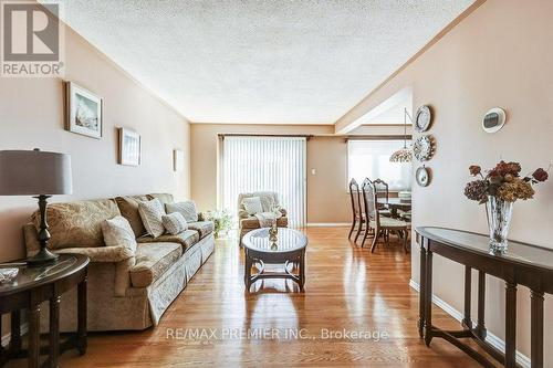 2360 Whaley Drive, Mississauga, ON - Indoor Photo Showing Living Room