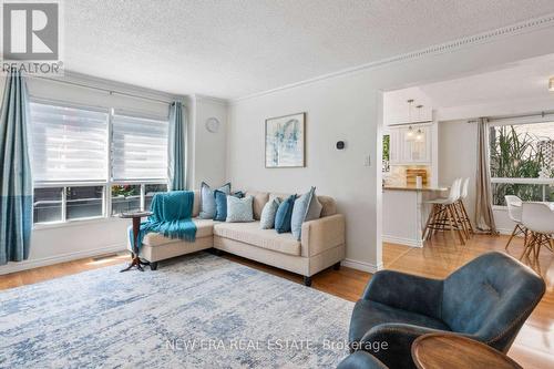 4216 Viburnum Court, Mississauga, ON - Indoor Photo Showing Living Room