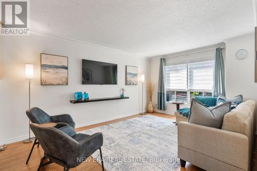 4216 Viburnum Court, Mississauga, ON - Indoor Photo Showing Living Room