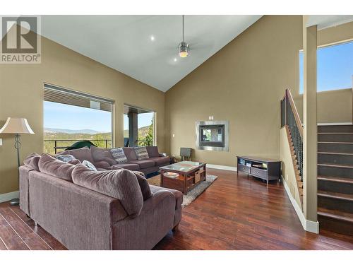 2210 Quail Run Drive, Kelowna, BC - Indoor Photo Showing Living Room