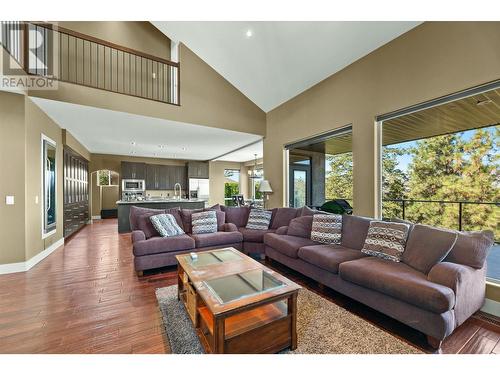 2210 Quail Run Drive, Kelowna, BC - Indoor Photo Showing Living Room