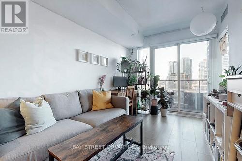 916 - 19 Western Battery Road E, Toronto, ON - Indoor Photo Showing Living Room